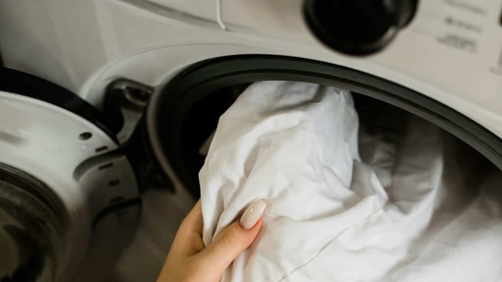 Pyykkien pesu oikeassa lämpötilassa on syyhysiivouksen keskeisimpiä osia.